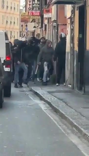 火爆的灯塔德比！桑普、热那亚赛前持械😱在桥上约架
