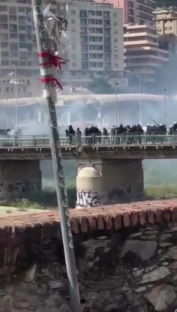 火爆的灯塔德比！桑普、热那亚赛前持械😱在桥上约架