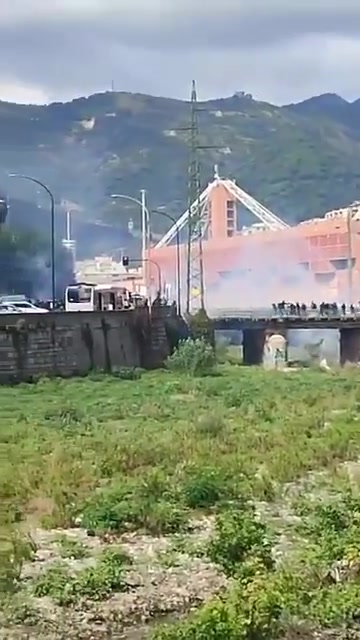 火爆的灯塔德比！桑普、热那亚赛前持械😱在桥上约架