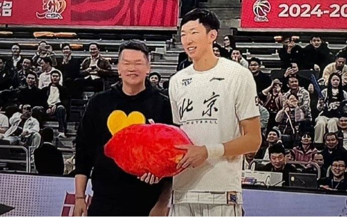 🤣周琦首战老东家，朱芳雨赛前为周琦赠送番薯&amp;二人合影留念